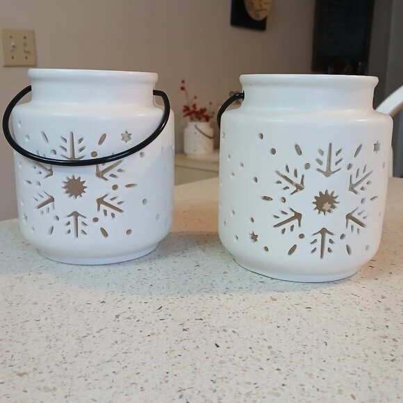 2 like new white snowflake ceramic lanterns - Picture 1 of 5